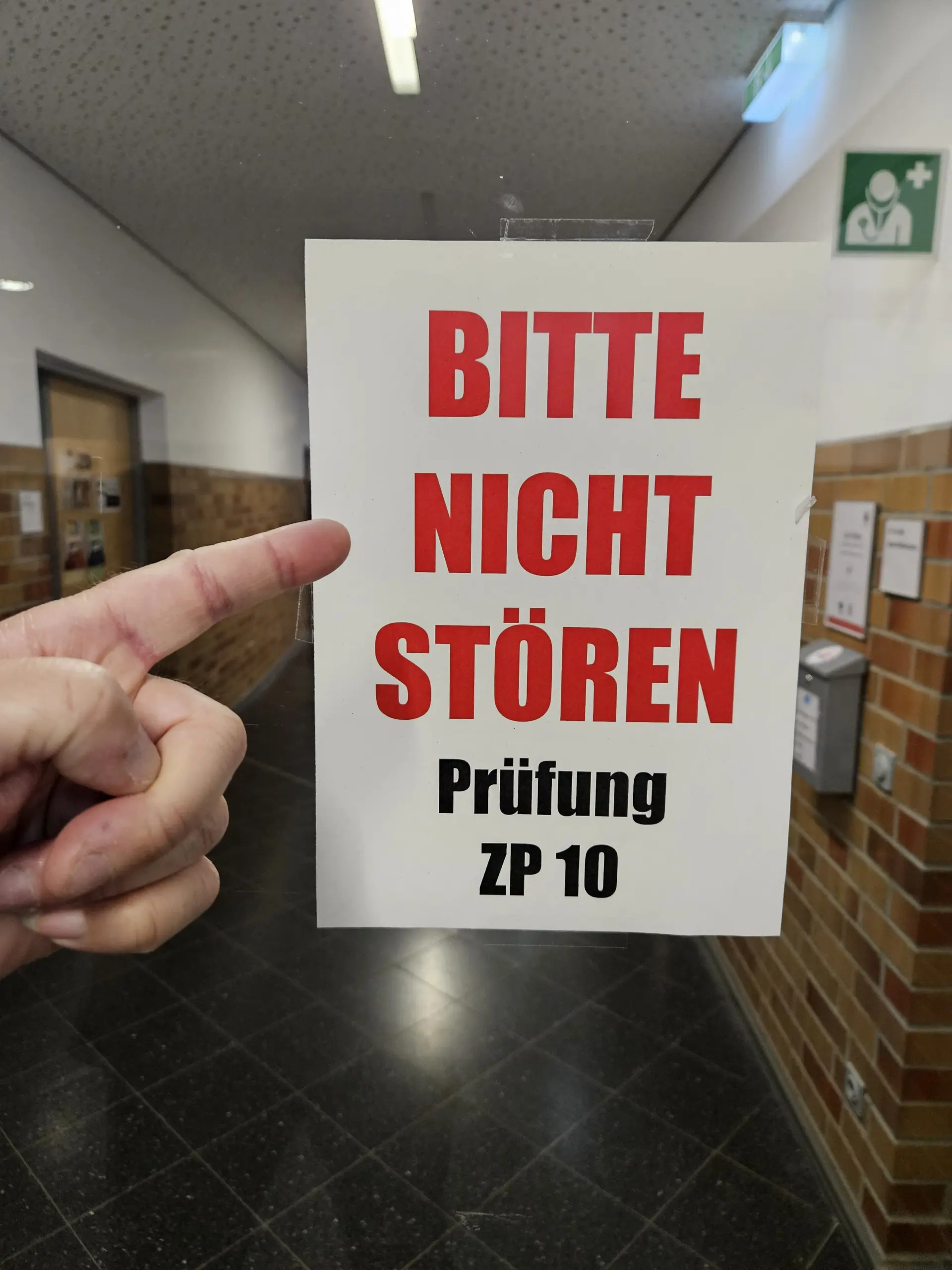 Schild "Achtung Prüfung"