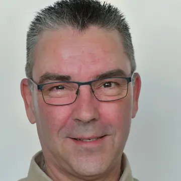 Porträtaufnahme des Schulhausmeisters Torsten Arth