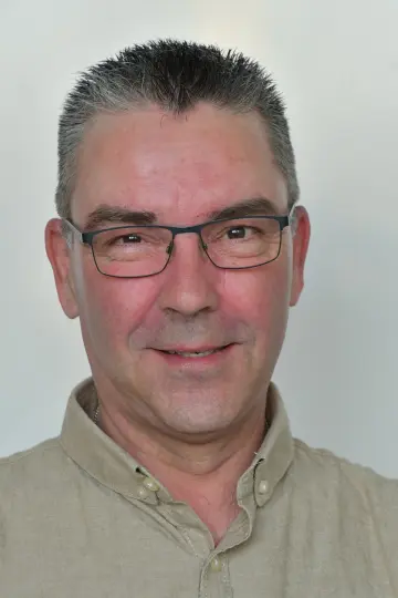 Porträtaufnahme des Schulhausmeisters Torsten Arth
