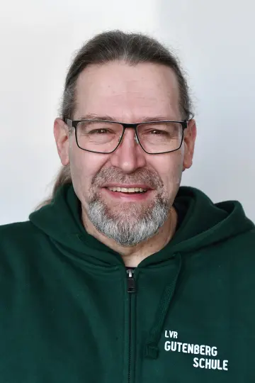 Porträtaufnahme des Schulleiters Georg Hermanns
